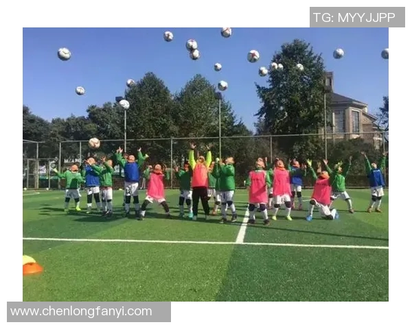 小孩足球明星同框合影高清展示青春活力与梦想追逐