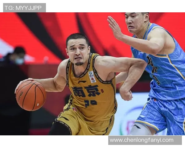 南京篮球队在邀请赛中的强劲表现与战术分析 南京篮球队在邀请赛中的强劲表现与战术分析