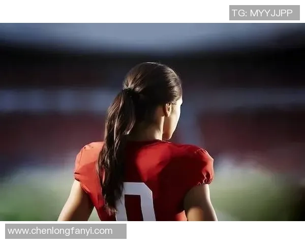 成熟足球明星女孩的魅力与梦想在绿茵场上的精彩瞬间 成熟足球明星女孩的魅力与梦想在绿茵场上的精彩瞬间